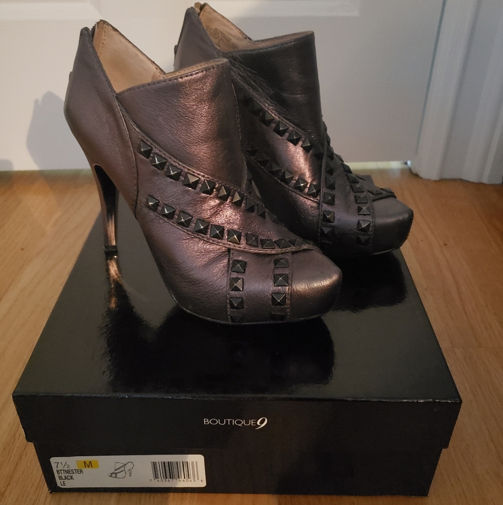 Boutique9 ankle booties